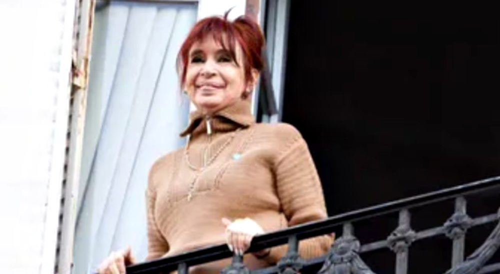Cristina Kirchner reapareció en el balcón de su casa tras el desalojo de la militancia que realizó la Policía de la Ciudad