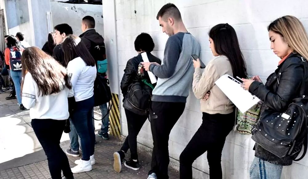 El desempleo subió al 7,9% en el primer trimestre y afecta a 1,7 millones de personas