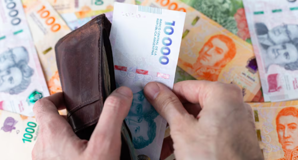 La Argentina dividida: mientras la mitad de los hogares no llega a fin de mes, más del 30% compra en dólares