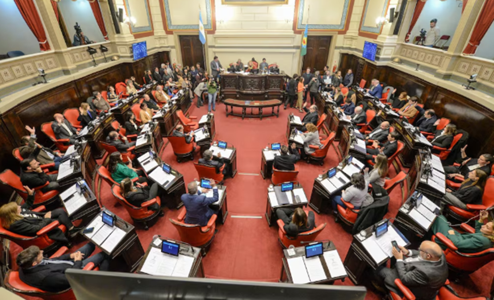 “Están atornillados a sus sillas”: fuertes críticas de la oposición tras la media sanción de la reelección indefinida de legisladores