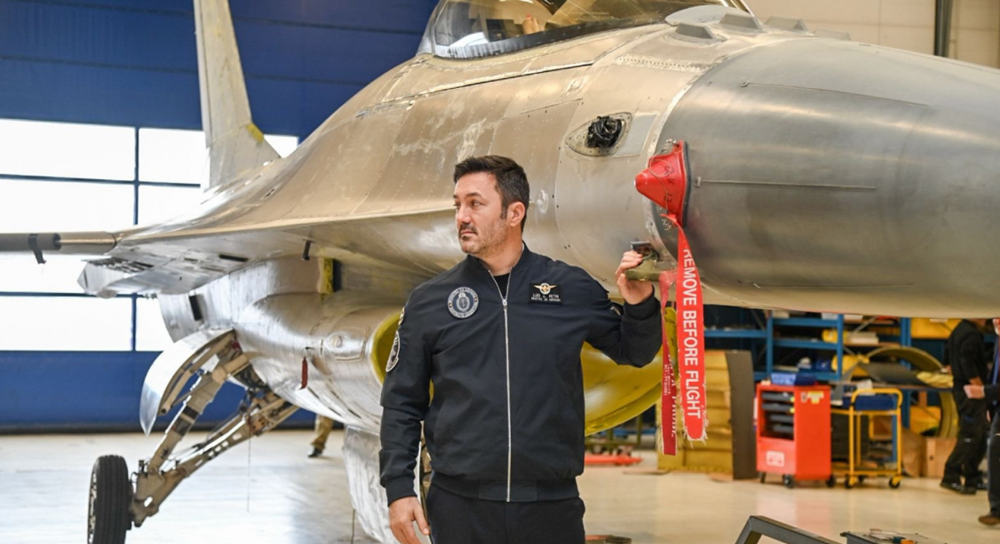 “La decadencia en Defensa quedó atrás”: Petri supervisó en Dinamarca los trabajos de alistamiento de los F-16 destinados a la Fuerza Aérea Argentina