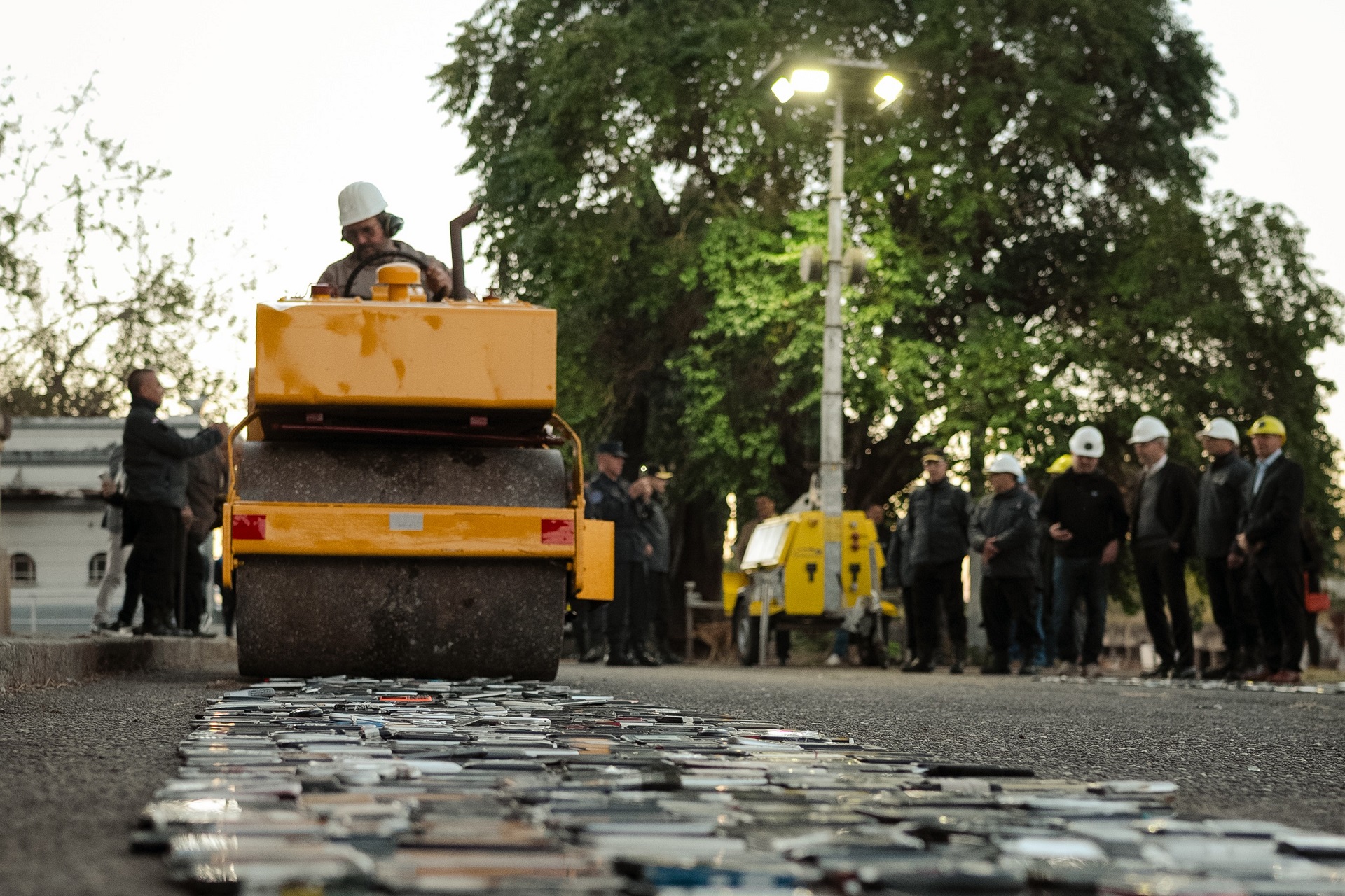 El gobernador encabezó la compactación de 4.300 teléfonos celulares incautados en unidades penales