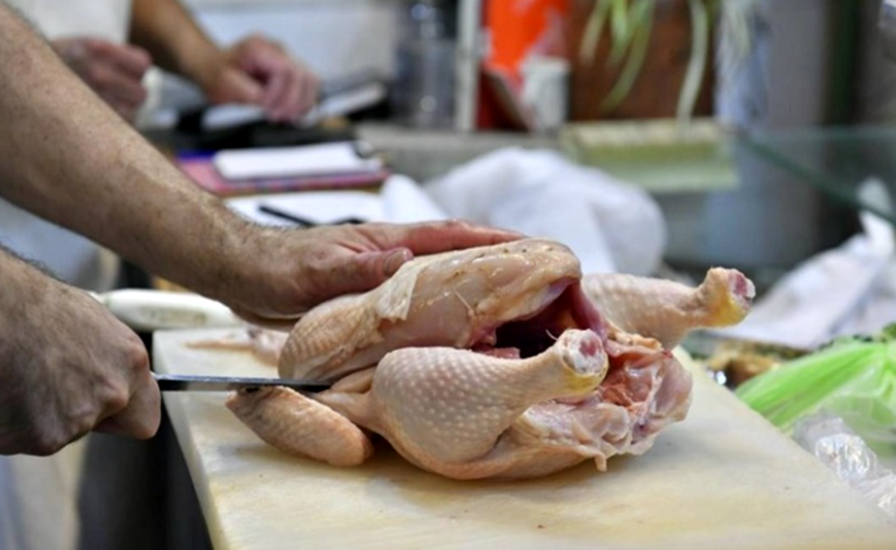 Cambio en el consumo de carne: “Hoy con el promedio de un kilo de carne vacuna se pueden comprar 3 kilos y medio de pollo”