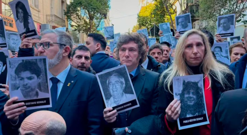 Javier Milei y sus ministros participan del acto por un nuevo aniversario del atentado a la AMIA