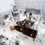 La NASA Avanza en el Ensamblaje del Telescopio Nancy Grace Roman Instalando los Paneles Solares