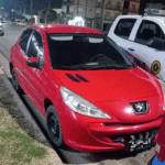 Escaparon de la policía abandonando el auto
