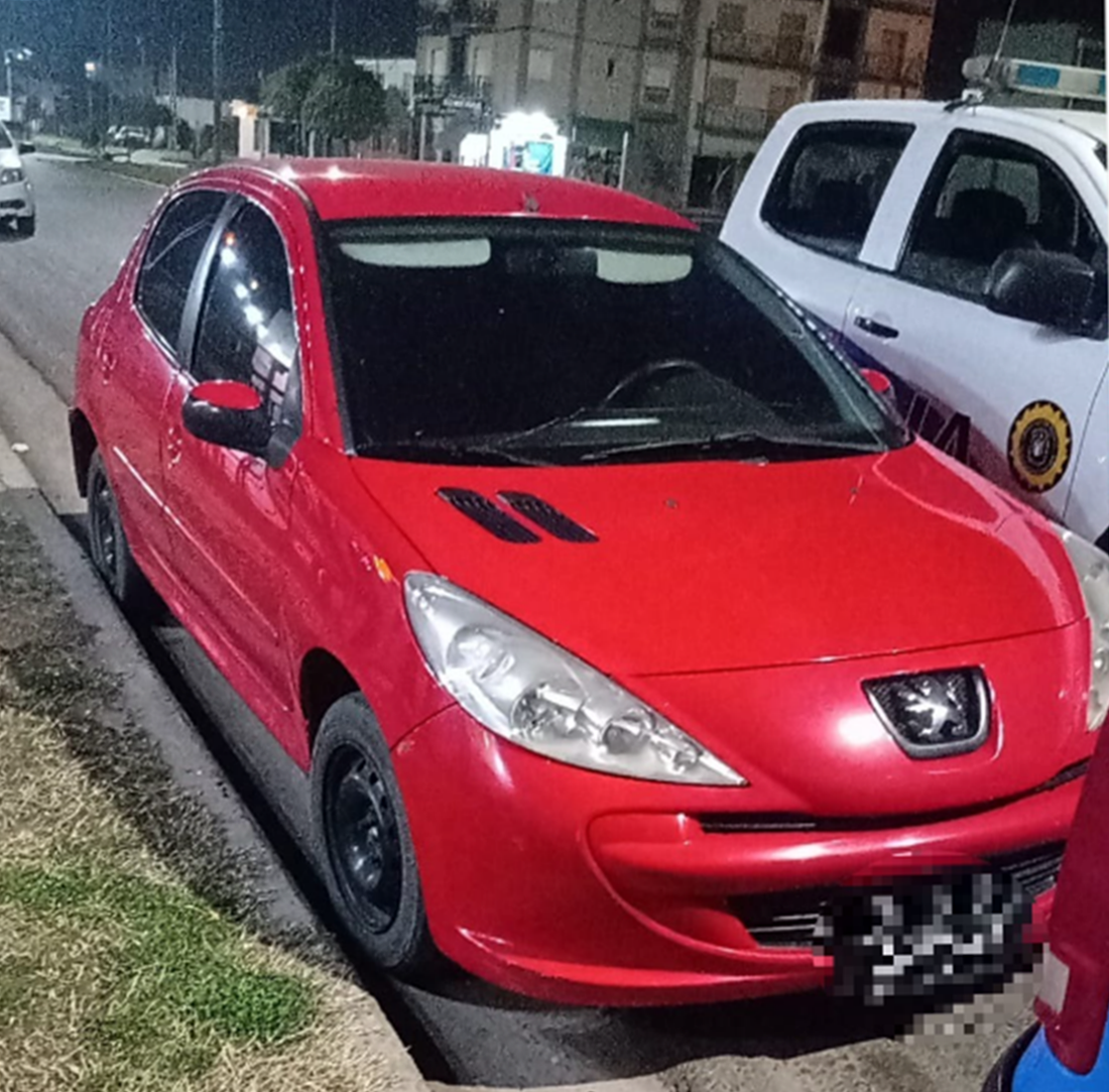 Escaparon de la policía abandonando el auto