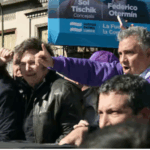 El mensaje de Manuel Adorni luego de que atacaran la caravana de Javier Milei en Lomas de Zamora: “Kirchnerismo en estado puro”
