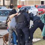 Menor atacó con arma blanca a un policía, hubo patrulleros dañados y disturbios en Federación