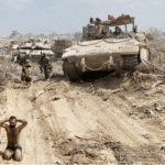 Terroristas de Hamás se rinden ante fuerzas israelíes tras salir de un túnel en el norte de Gaza