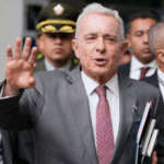Condenaron a 12 años de prisión domiciliaria y 8 años de inhabilitación a Álvaro Uribe, expresidente de Colombia