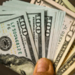 El dólar oficial saltó más de  ante los ruidos políticos y quedó a un paso de su récord histórico