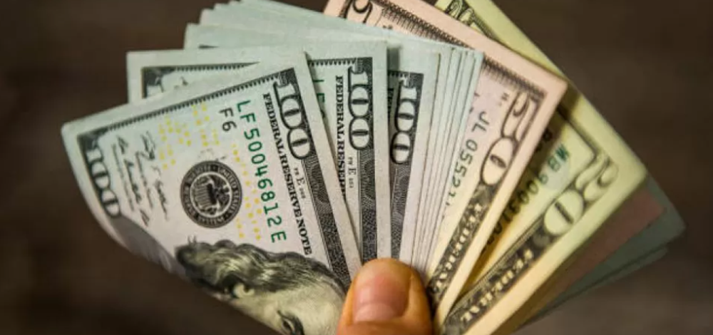 El dólar oficial saltó más de  ante los ruidos políticos y quedó a un paso de su récord histórico
