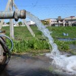 Se producen volcados de agua en la vía pública debido a la purga y mantenimiento de los pozos