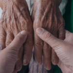 En una resolución inédita tres hijos deberán pagar cuota alimentaria a su madre anciana