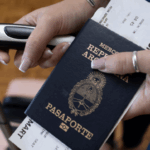 El Gobierno detectó fallas en miles de pasaportes y pide a los argentinos que los devuelvan