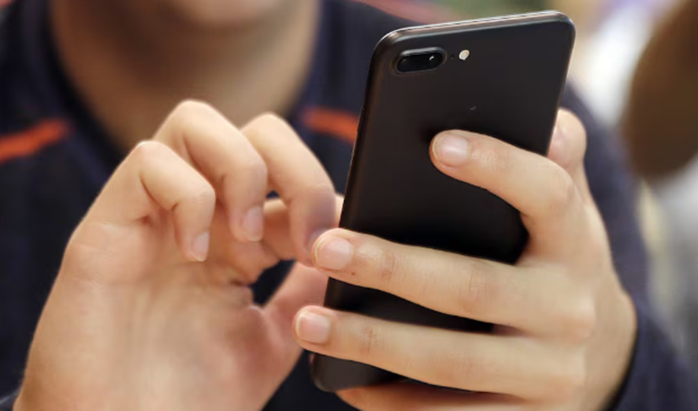 Francia se plantea prohibir las redes sociales a los menores de 15 años por razones de salud