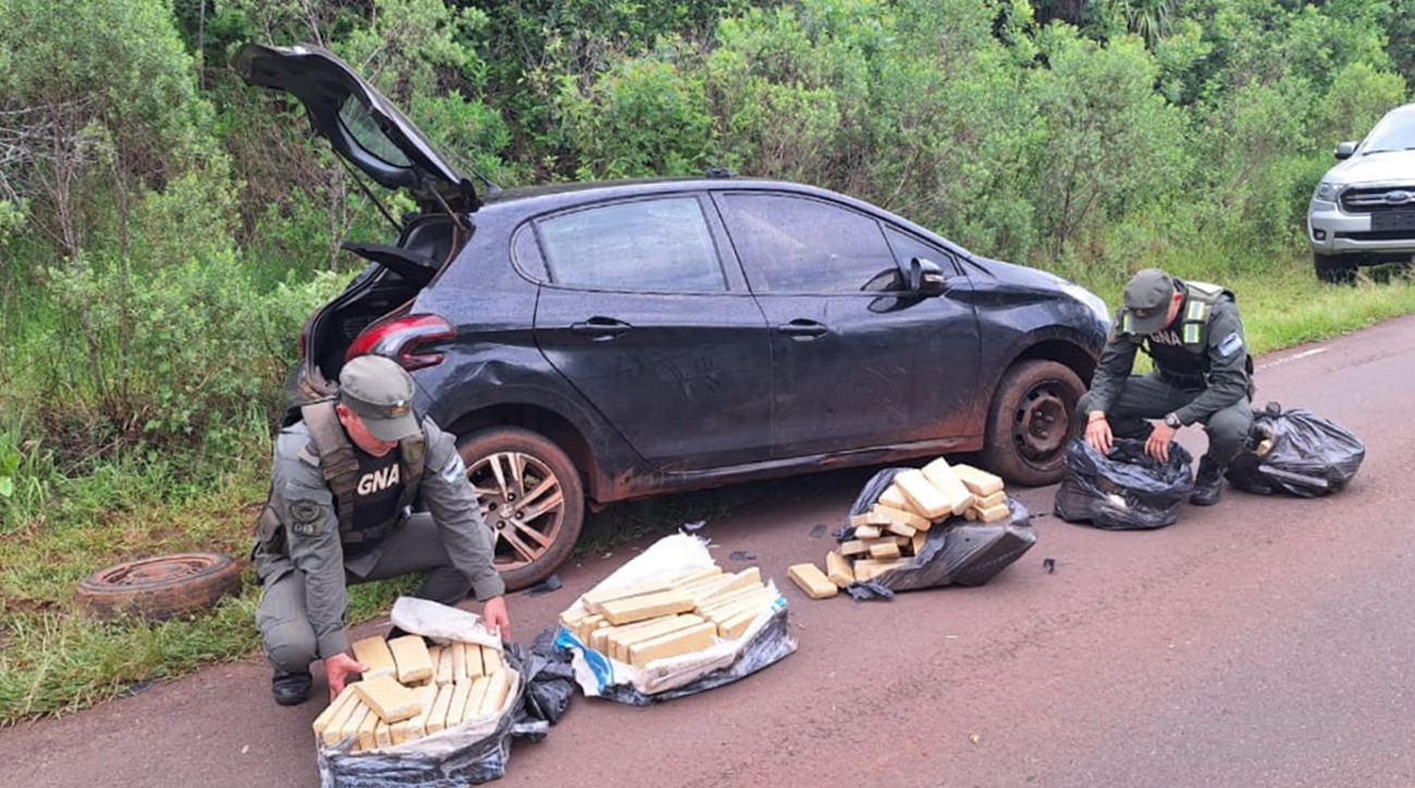 Un conductor se dio a la fuga y encontraron el auto abandonado con 126 kilos de marihuana