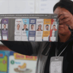 Bolivia cierra las mesas de votación en la histórica segunda vuelta presidencial