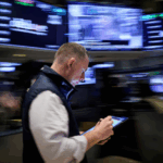 El dólar oficial cerró a 50 y las acciones argentinas suben hasta 17% tras la confirmación del swap con Estados Unidos