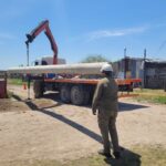 Ya se instalan las columnas para el tendido eléctrico en el asentamiento Los Espinillos