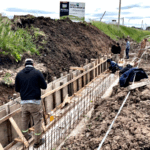 Avanza la construcción del nuevo desagüe pluvial de hormigón sobre calle Rivadavia