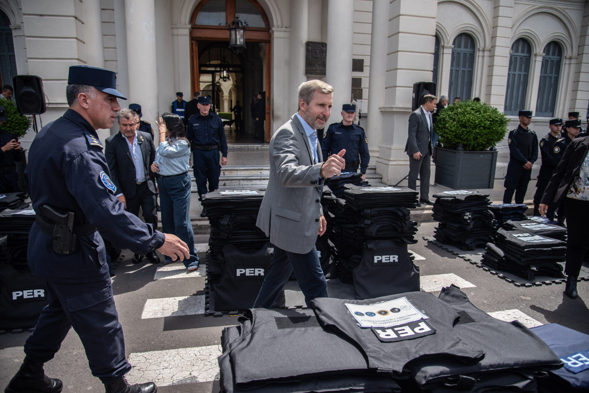 Frigerio distribuyó 1300 chalecos antibalas a la Policía para reforzar la prevención y cuidado de los agentes