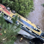 Tragedia en Misiones: un colectivo chocó contra un auto, cayó a un arroyo y murieron al menos 2 personas
