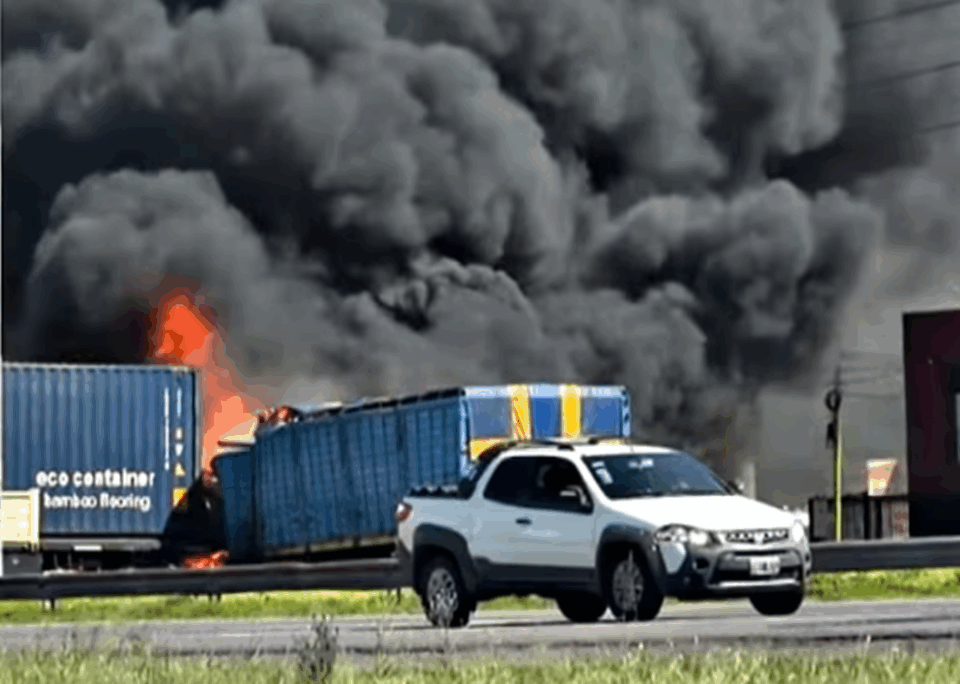 Dos camiones chocaron y se incendiaron en la Ruta 9 a la altura de ...
