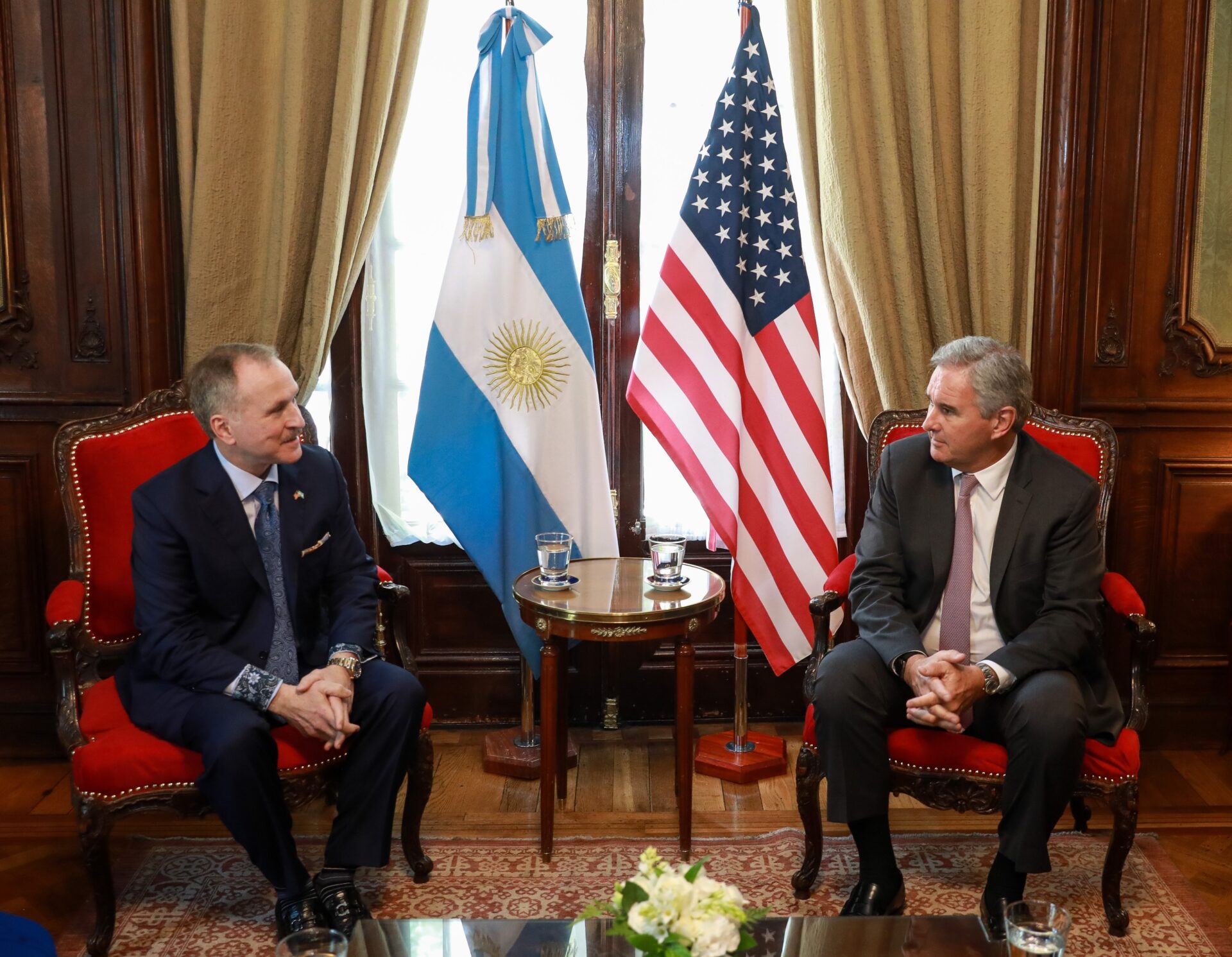 El canciller Pablo Quirno recibió al nuevo embajador de Estados Unidos para negociar el acuerdo comercial