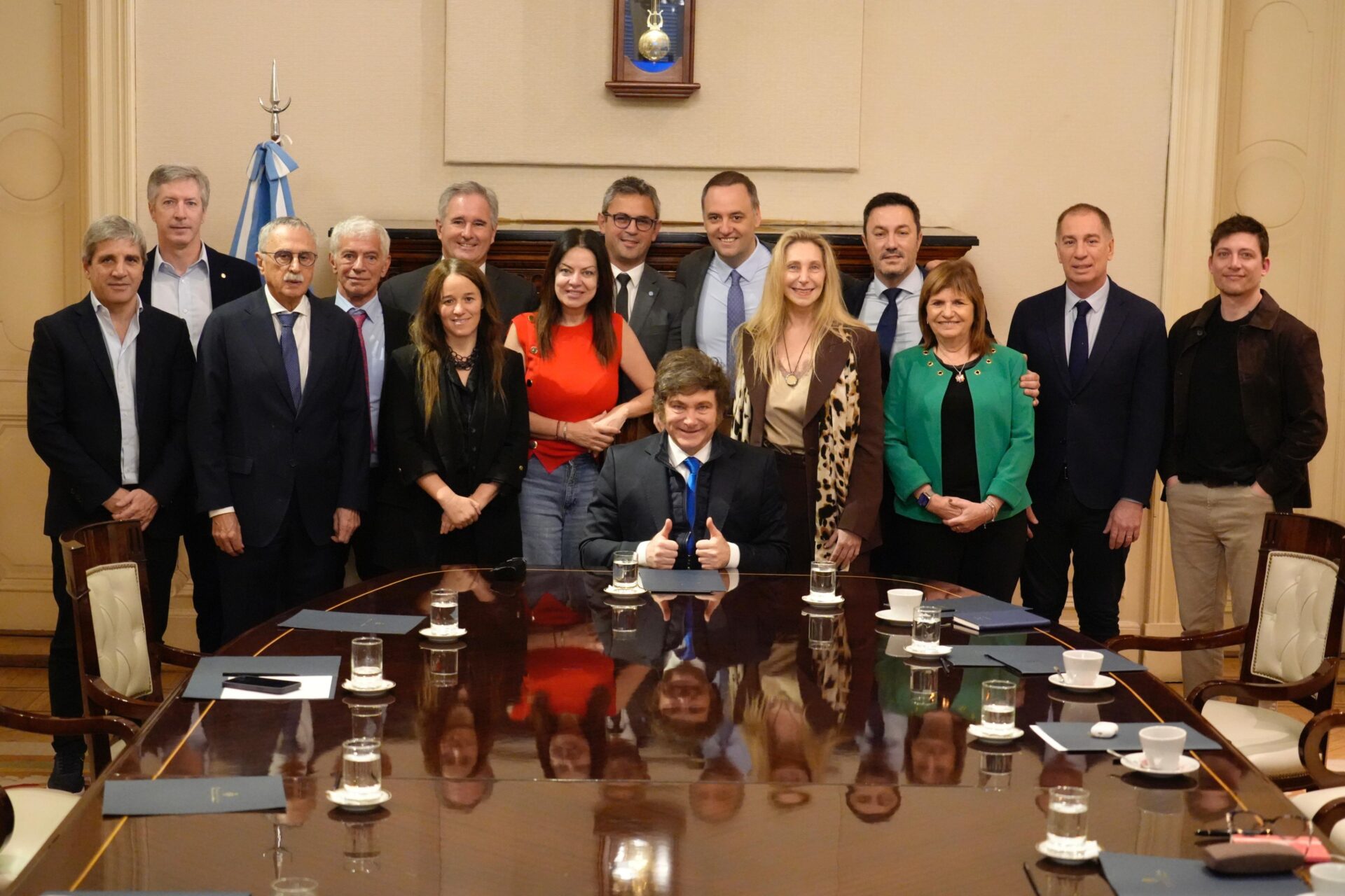 El mensaje de Manuel Adorni tras la primera reunión del nuevo Gabinete de Javier Milei: “Gran equipo”