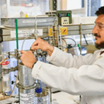 De basura a combustible: el invento de un argentino que transforma la yerba usada en un recurso valioso
