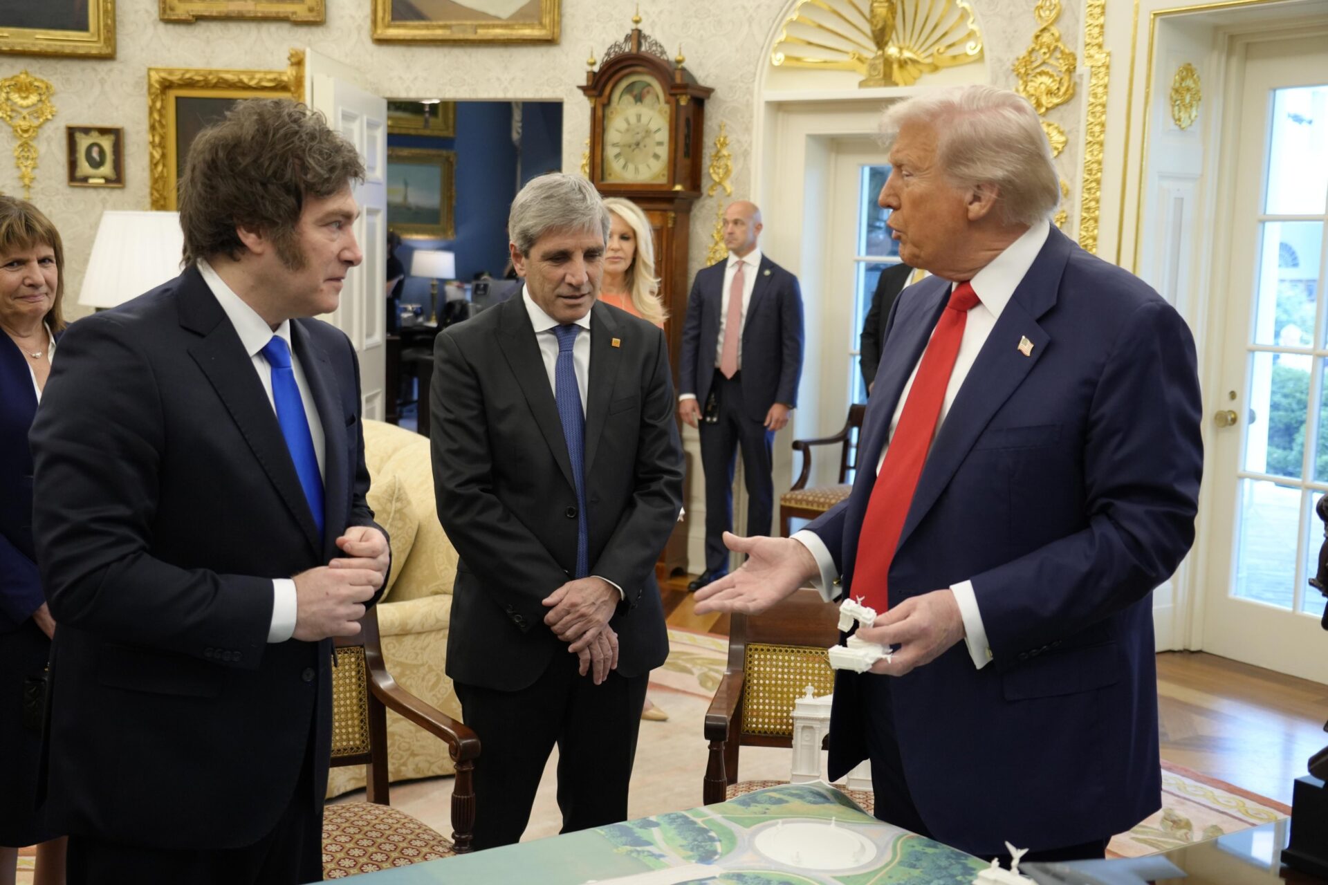 Javier Milei negó un acuerdo con Donald Trump para que Argentina reciba migrantes deportados de Estados Unidos