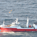 Espectacular operativo en el mar: Prefectura aeroevacuó a un tripulante que sufría una hemorragia digestiva