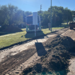 Pueblo Belgrano: realizan trabajos de limpieza y consolidación de banquinas