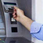 Descubrieron una nueva estafa en cajeros automáticos: qué hay que revisar antes de insertar la tarjeta