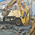 Obras Sanitarias reemplaza de manera total un caño central de cloaca que había colapsado