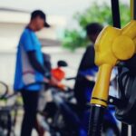 Se derrumbó el precio del petróleo: qué puede pasar con los precios de la nafta y el gasoil en Argentina